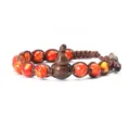 Gros plan détaillé du bracelet de perles en agate rouge et jaune avec une gourde en bois. - Paon Rayé Rouge Jaune