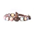 Gros plan détaillé d'un bracelet en corde tressée avec des perles colorées et pendentif gourde. - Agate d'Alashan