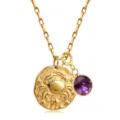 Vue détaillée du collier pendentif pièce zodiaque Cancer en acier inoxydable plaqué or. - Cancer