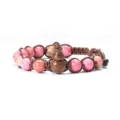 Vue de detail du bracelet en perles de pierre naturelle avec pendentif gourde et cordon. - Pierre de Paysage Rose