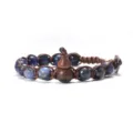 Vue détaillée d'un bracelet en perles de pierre bleue et pendentif gourde en bois. - Sodalite