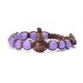 Vue détaillée du bracelet en perles violettes avec pendentif gourde en bois et cordon. - Calcédoine Violet Clair