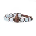 Bracelet de perles fait main avec des pierres bleues et un pendentif gourde en bois sculpté. - Calcédoine Bleu Clair