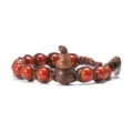 Bracelet de perles en agate rouge naturelle avec pendentif gourde en bois vue détaillée macro - Jaspe Rouge
