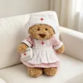 Süßer Plüsch Teddybär in niedlicher Krankenschwester Uniform mit Mütze, Detailansicht. - Rosa Gestreiftes Krankenschwester-Set / Passend für 28cm Größe
