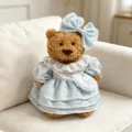 Detailaufnahme eines niedlichen Plüsch-Teddybären in blauem kariertem Kleid mit passender Schleife. - Blaues Karriertes Stufenkleid / Passend für 28cm Größe