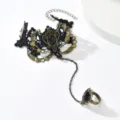 Bracciale gotico vintage in pizzo nero con anello, ciondoli in lega e gemma nera. - Braccialetto Nero (YR4092-1)