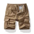 Vista dettagliata di pantaloncini cargo kaki da uomo con tasche multiple ed elastico. - Marrone