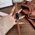Primo piano del dettaglio del cinturino per smartwatch in pelle con perline e dettagli. - Compatibile con Xiaomi 8/9 / Marrone