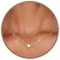 Collana minimalista con ciondolo a cuore in dettaglio, vista ravvicinata di catena per donna. - Collana Cuore Argento