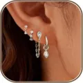 Primer plano detallado de un conjunto de pendientes de circonita con varios diseños elegantes. - Estilo 1 (Conjunto de 4 Piezas) / Plateado