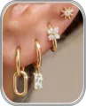 Primer plano detallado de un elegante conjunto de 4 pendientes chapados en oro con circonitas. - Estilo Uno Conjunto de Cuatro