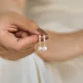 Eleganti orecchini pendenti con perle placcate in oro 14k e zirconi, stile minimalista. - Nappina Compatta / Oro