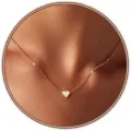 Vista dettagliata di una delicata collana da donna con piccolo ciondolo a cuore dorato. - Collana Cuore Oro