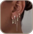 Primer plano detallado de múltiples pendientes de circonita brillante con aros y cadenas. - Estilo 2 (Conjunto de 4 Piezas) / Plateado