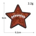 Brauner Stern Pailletten Aufnäher mit Fußball Stickerei, 9x9,2cm Kleidung Dekoration Abzeichen. - M1596 Pentagramm Football Linie