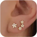 Orecchini a lobo fiori in ottone placcato oro 14k dettaglio con pietre luminose fini. - Stile 5 - 2 Pezzi / Confezione da 2