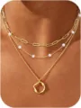 Collana a catena dorata a strati con perle e pendente ad anello, variante elegante. - Set di tre pezzi di collana con cerchio irregolare a catena di perle artificiali a graffetta dorata