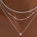 Dettaglio in primo piano di set di collane multistrato argentate con ciondolo. - Collana a Triplo Strato in Zirconia Argento
