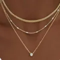 Collana multistrato dorata vista dettagliata, con catena cubana e ciondolo luminoso. - Collana a Triplo Strato in Zirconia Oro