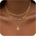 Collana a strati in oro con catena graffetta e ciondolo a moneta strutturato per donna. - Set di tre pezzi di collana con disco irregolare a graffetta dorata appiattita