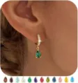 Orecchini a cerchio in ottone placcato oro con ciondoli in zircone colorati a goccia. - Gennaio Rosso Granato