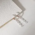 Primo piano di eleganti orecchini pendenti in zircone a goccia con cerchio metallico rifinito. - Ciondolo a Goccia d'Acqua con Fibbia per Orecchio / Paio / Argento