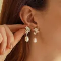 Orecchini pendenti perla zircone floreale, elegante design a fiore con perla sintetica. - Nappa di Perla di Fiore / Oro