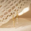 Orecchini pendenti dorati con pietre di zircone cubico scintillanti, ideali per la sera. - Ciondolo a Goccia d'Acqua con Fibbia per Orecchio / Paio / Oro