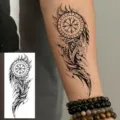 Pegatina de tatuaje temporal con brújula rúnica y diseño de plumas tribales para el brazo. - 15x7CM / Estilo FO413