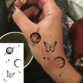 Adesivo per tatuaggio temporaneo con pianeta, farfalla e luna per decorazione mano. - HS001