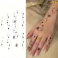 Adesivo per tatuaggio temporaneo celeste con stelle, sole e luna per mani e dita. - HS008