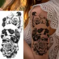Adesivo per tatuaggio temporaneo con teschio e rosa realistico per braccio e gamba. - Modello NZ079