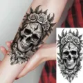 Autoadesivo tatuaggio temporaneo teschio rosa variante, stile gotico per braccio o gamba. - Modello NZ537