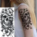 Adesivo per tatuaggio temporaneo con teschio e fiori, perfetto per braccio o gamba. - NZ539
