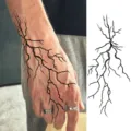 Adesivo per tatuaggio con totem a saetta in bianco e nero per il dorso della mano e del braccio. - 15x7CM / Stile FO015