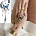 Farfalla Blu Luna Tatuaggio Temporaneo Adesivo Mano Corpo Arte Impermeabile Elegante - Falce di Luna Farfalla Piuma(FO057) / 15x7CM