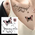 Adesivo per tatuaggio farfalla con design floreale rosa e citazione per arte corporea. - HA011 / 8x8cm