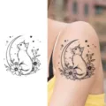 Tattoo temporaneo con gatto carino, falce di luna e fiori in stile linea nera. - HA004