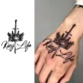 Adesivo per tatuaggio temporaneo con corona e spada per arte corporea stile moda. - Corona Spada (HA005) / 8x8cm