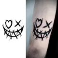 Adesivo per tatuaggio sorriso spaventoso scuro con occhi a cuore e croce per arte. - Sorriso di Demone Oscuro (HA010) / 8x8cm
