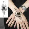 Pegatina de tatuaje temporal de brujula geometrica para mano y brazo, estilo boceto negro. - 15x7CM / Estilo FO044