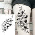 Adesivo per tatuaggio di rosa floreale nero e grigio per l'arte corporea delle gambe. - LZ252