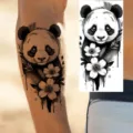 Adesivo per tatuaggio temporaneo impermeabile con un simpatico panda ad acquerello e fiori sul braccio. - Stile Panda e Fiori (NZ461) / 19.8x9.6CM