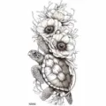 Adesivo per tatuaggio temporaneo con tartaruga marina e fiori, stile artistico corpo. - Stile Tartaruga e Pianta (NZ642) / 19.8x9.6CM