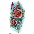 Adesivo per tatuaggio temporaneo con farfalla colorata e design floreale di rose. - Stile Rosa Farfalla (NZ837) / 19.8x9.6CM