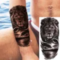 Adesivo per tatuaggio temporaneo con un design realistico di leone e savana per braccio o coscia. - Stile Paesaggio Leone (NZ312)