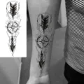 Pegatina de tatuaje temporal de brújula tótem de boceto en blanco y negro para brazo y mano - 15x7CM / Estilo FO085