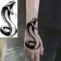 Zwart-witte realistische cobra tijdelijke tattoo sticker voor hand en pols kunst. - FO120 / 15x7CM