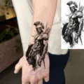 Tijdelijke tatoeage sticker zwart-wit realistische krijger Spartaans ontwerp voor hand. - FO121 / 15x7CM
